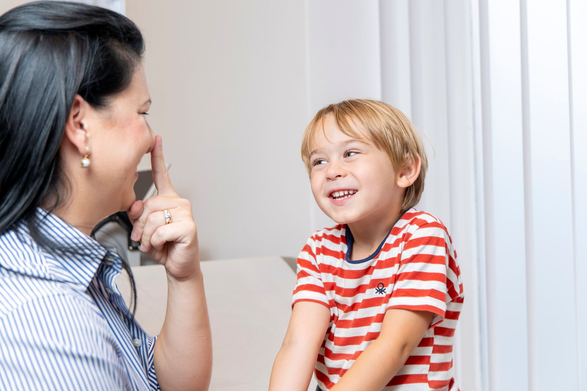 Dr Holzer mit Patient Kind